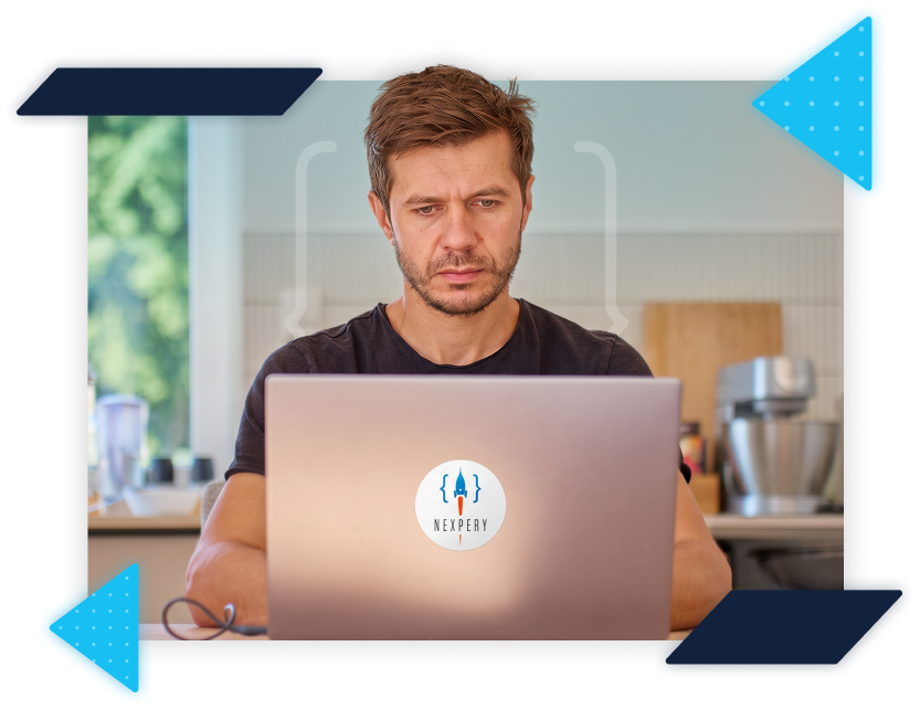 Otthoni tanulás laptoppal – Nexpery Férfi otthon, laptop előtt tanul a Nexpery képzéséhez.