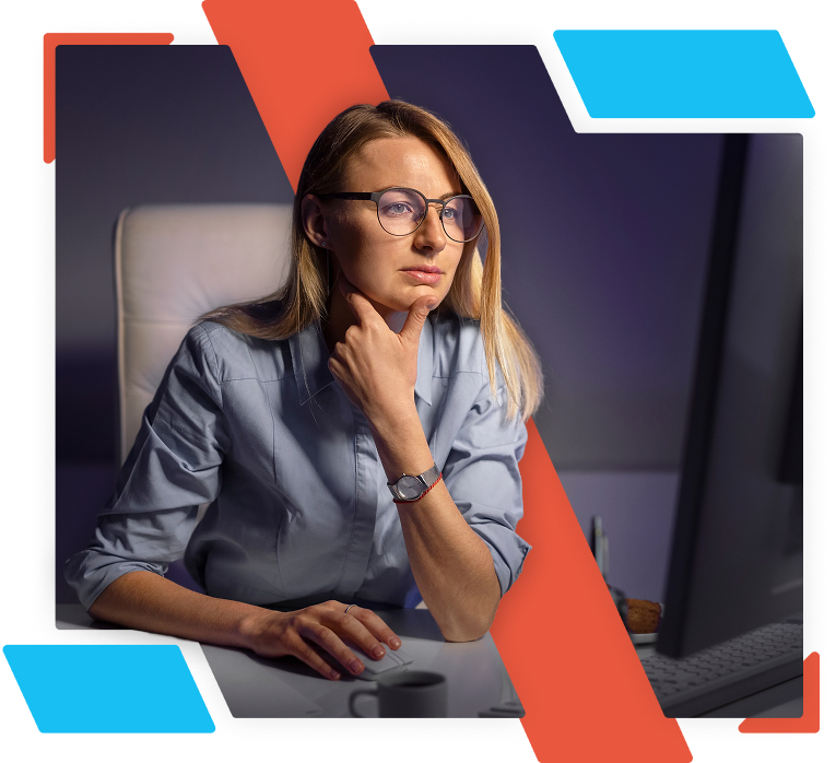 Tanulás asztali számítógépnél Nő asztali számítógépnél, a monitorra figyelve.